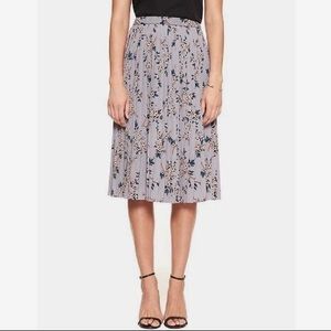 Gorgeous pleated Banana Republic midi skirt! Colorful and moody spring print.